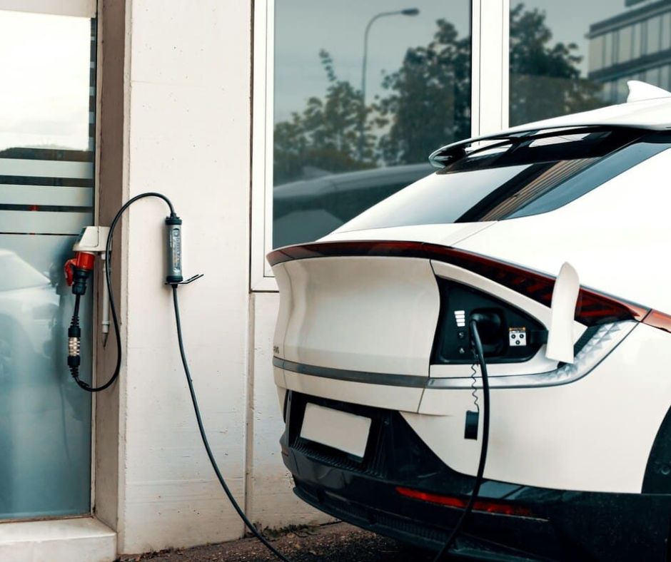 2. maximizes charging efficiency and performance